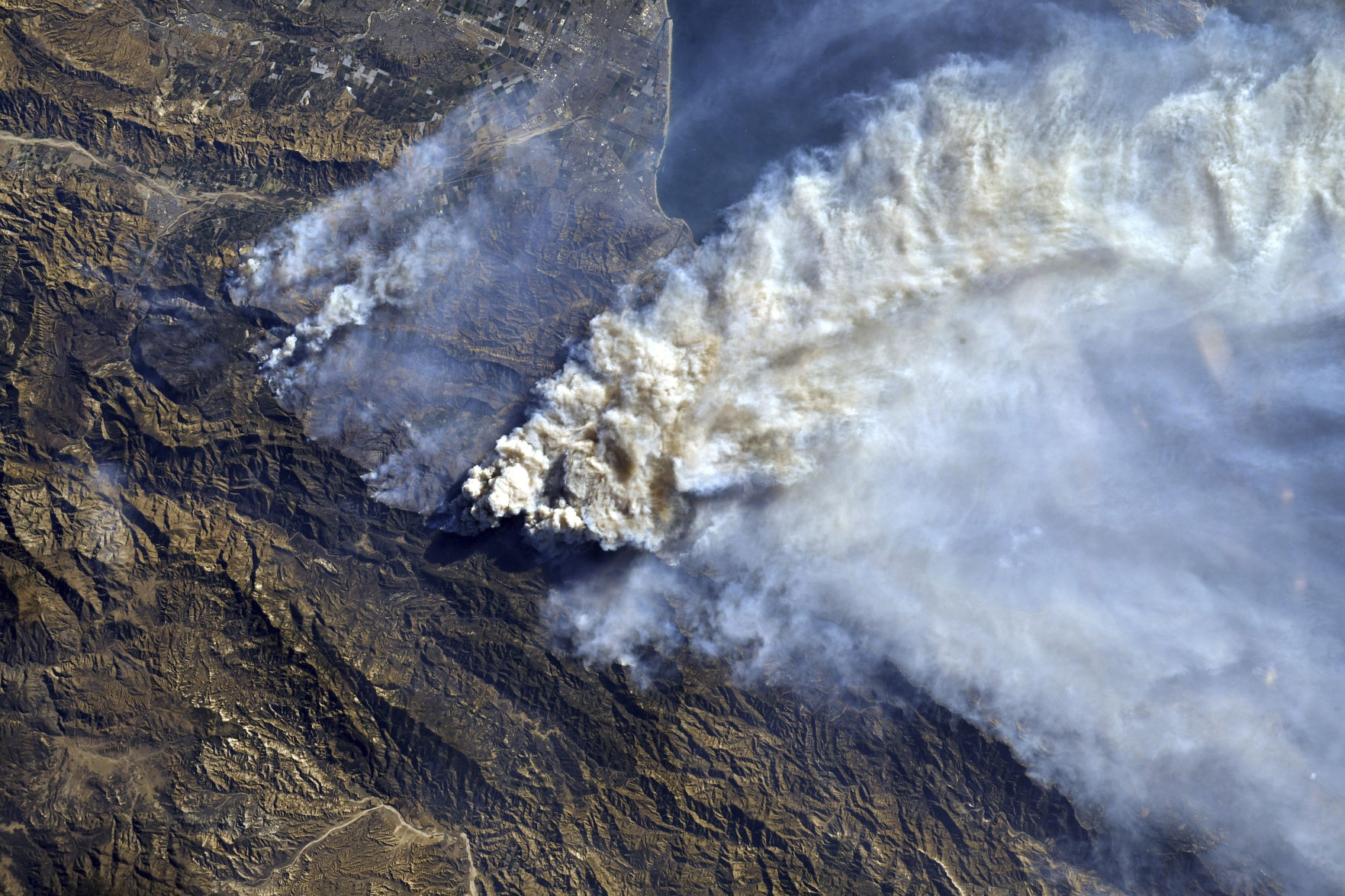 Smoke particles can travel far